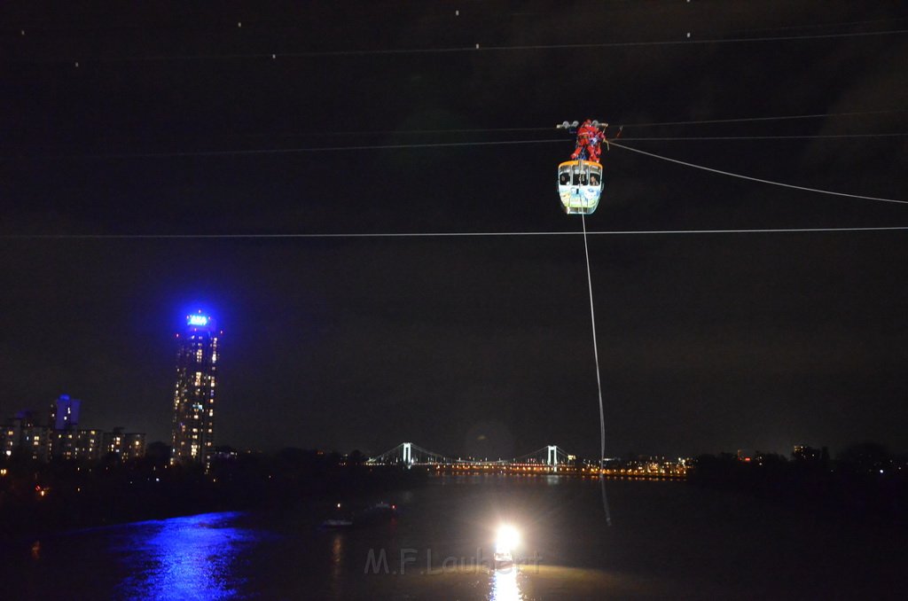 Einsatz BF Hoehenretter Koelner Seilbahn Hoehe Zoobruecke P2384.JPG